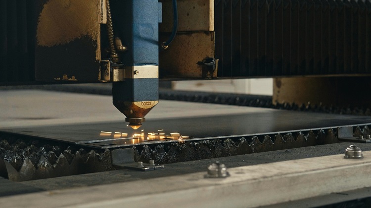 Laser cutting metal